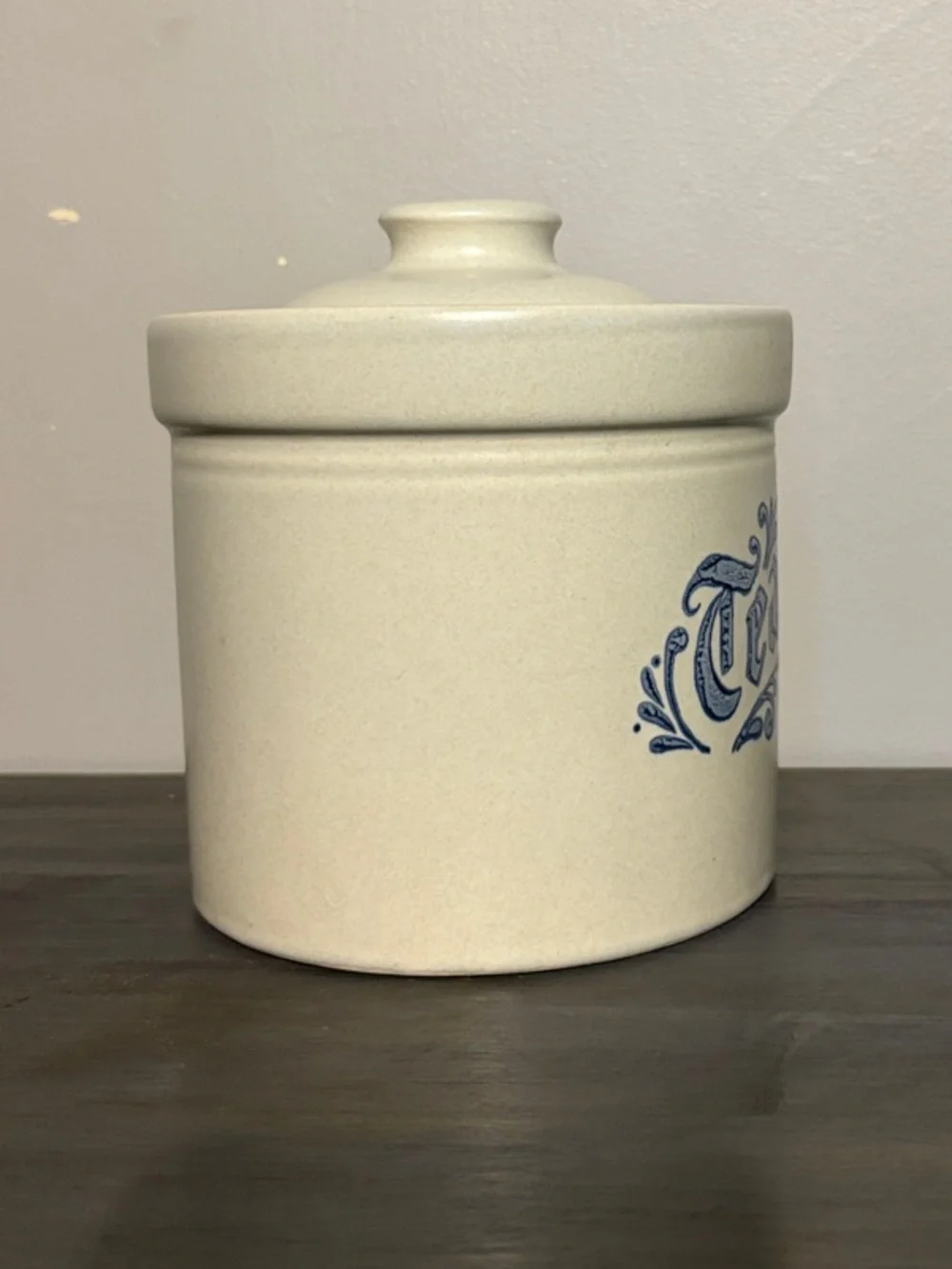 Yorktowne by Pfaltzgraff Stoneware tea Canister. 1 qt 509